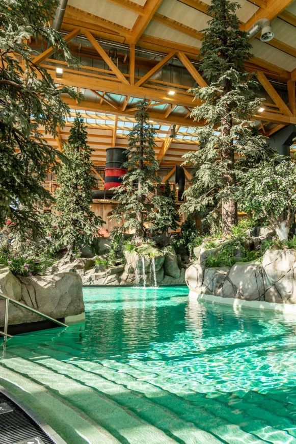 alberi artificiali ignifughi intorno alla piscina